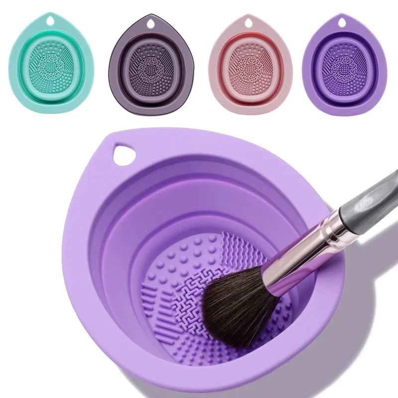 Tampon en silicone pour nettoyer les pinceaux de maquillage, avec des motifs texturés et un trou pour le suspendre.