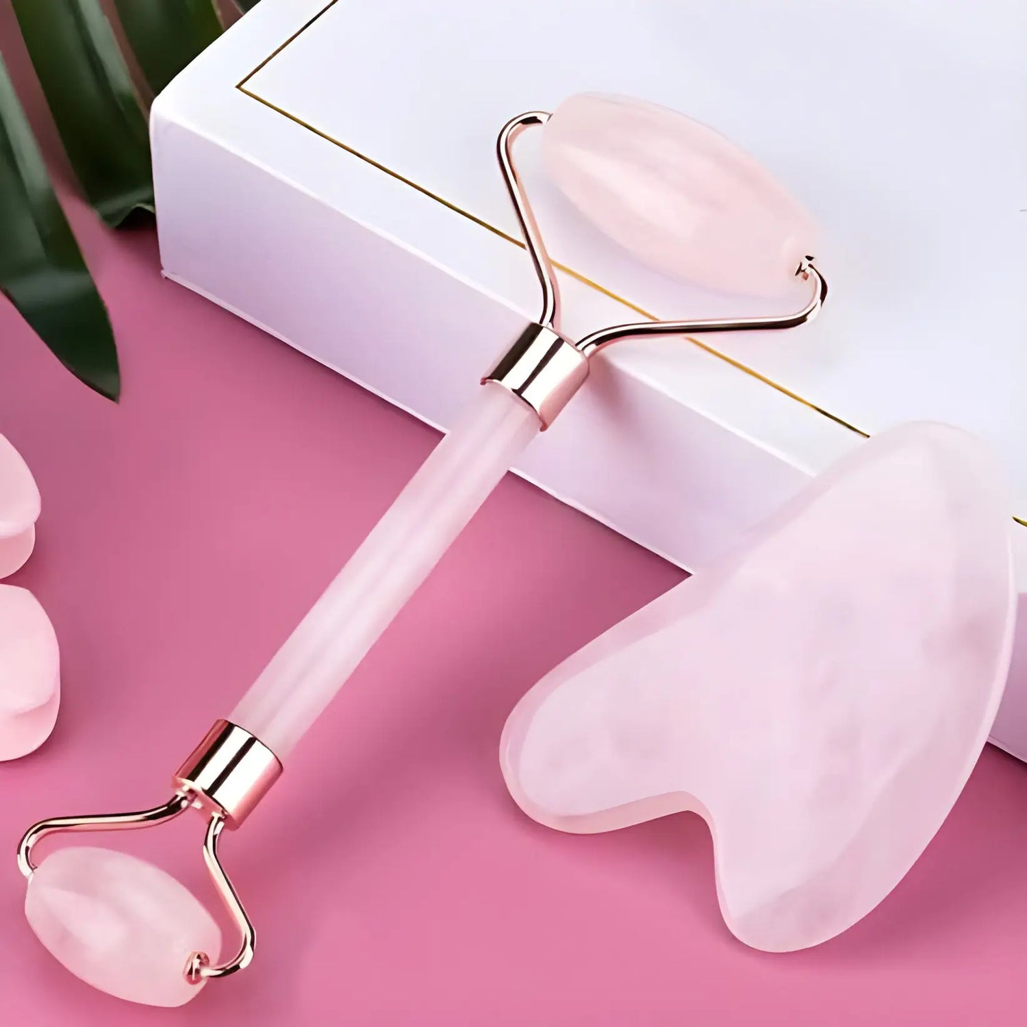 Rouleau facial en quartz rose et ensemble d’outils de gua sha.