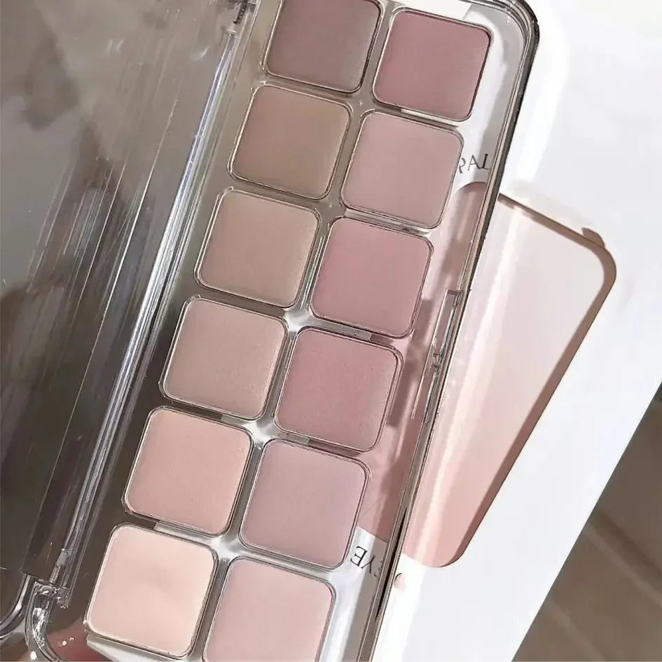 Palette de maquillage contenant des ombres à paupières nude et rose.