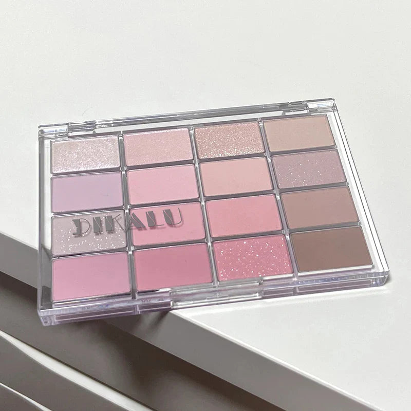 Palette d’ombres à paupières aux tons roses et neutres dans un étui en plastique transparent.