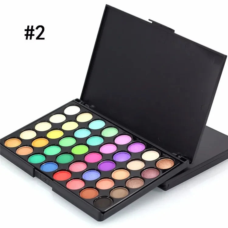 Palette de maquillage contenant 35 ombres à paupières colorées dans un boîtier en plastique noir.