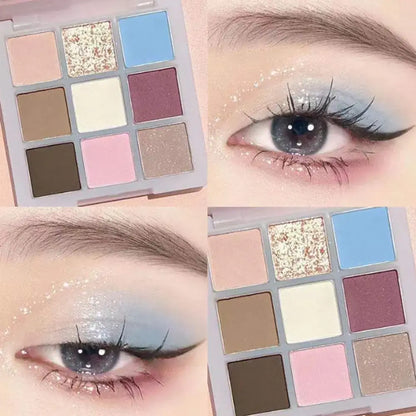 Maquillage des yeux avec une ombre à paupières bleu pastel, un eyeliner ailé et des accents pailletés avec une palette d’ombres à paupières assortie.