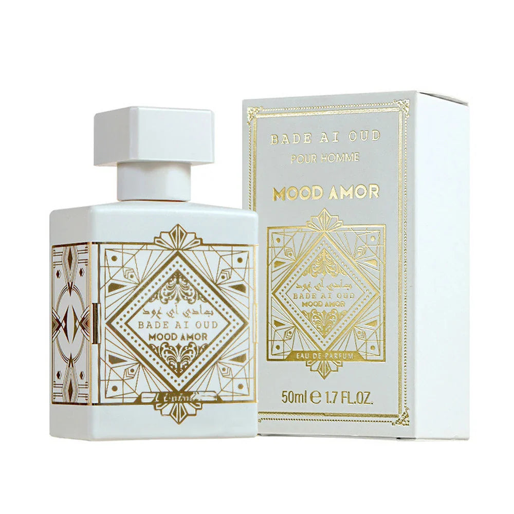 Flacon de parfum blanc avec des motifs géométriques dorés de style Art déco et la marque ’Mood Amor’.