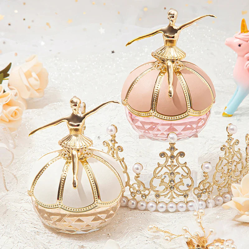 Flacons de parfum décoratifs en forme de ballerine avec des accents dorés et une couronne de perles.