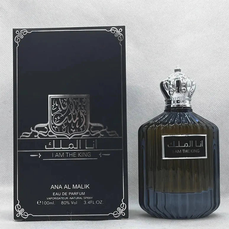 Élégant flacon de parfum en verre foncé avec calligraphie arabe et bouchon en forme de couronne, accompagné de son coffret assorti.