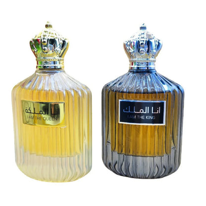 Deux flacons de parfum ornés d’une couronne avec des étiquettes en texte arabe, l’un en verre teinté d’or et l’autre en verre bleu fumé.