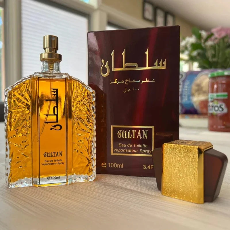 Flacon de parfum orné, de couleur dorée, portant l’inscription ’Sultan’ en arabe, et son emballage.