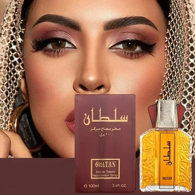 Un flacon et une boîte de parfum avec le texte arabe ’Sultan’, exposés à côté d’un maquillage glamour.