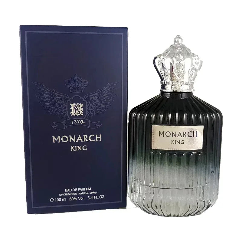 Élégant flacon de parfum en verre foncé avec un bouchon en forme de couronne et un coffret bleu marine assorti portant l’inscription ’Monarch King’.