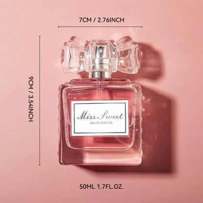 Flacon de parfum rose avec étiquette ’Miss Sweet’ et bouchon en cristal.