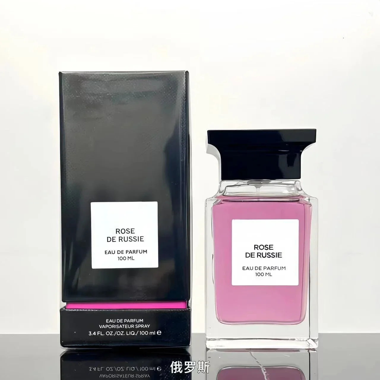 Flacon de parfum rose avec bouchon noir et boîte de vente au détail noire assortie portant l’inscription ’ROSE DE RUSSIE’.