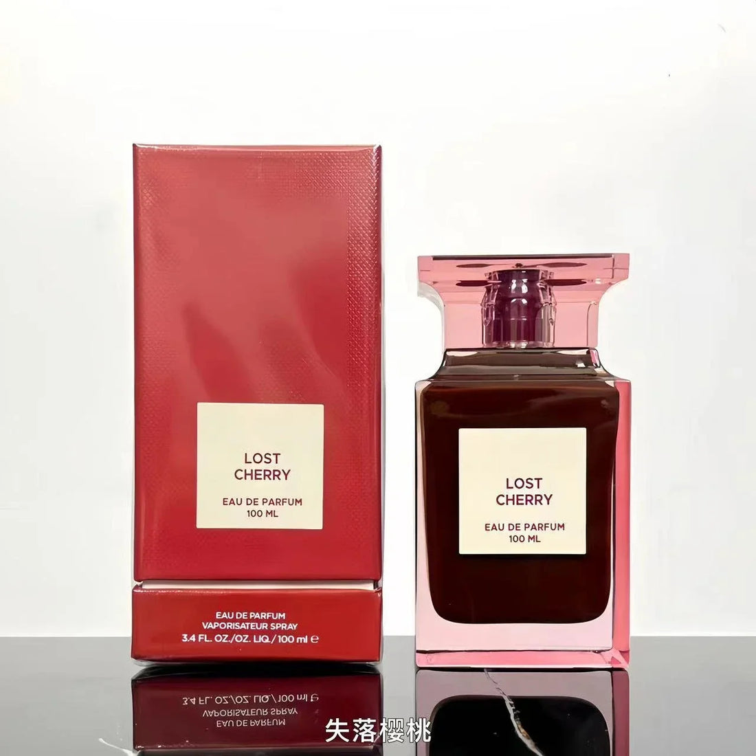 Flacon de parfum rouge avec étiquette ’Lost Cherry’ et emballage assorti.