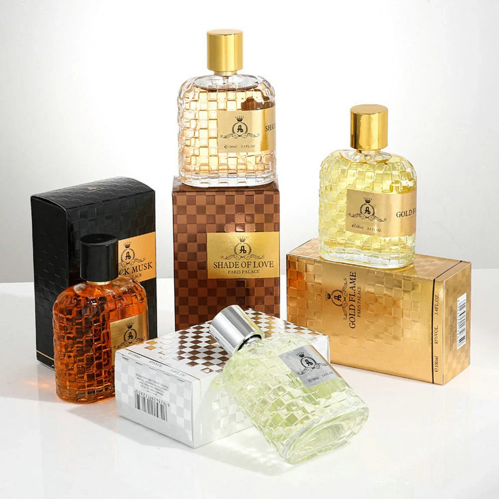 Collection de flacons de parfum de luxe avec des motifs géométriques texturés et des accents dorés.