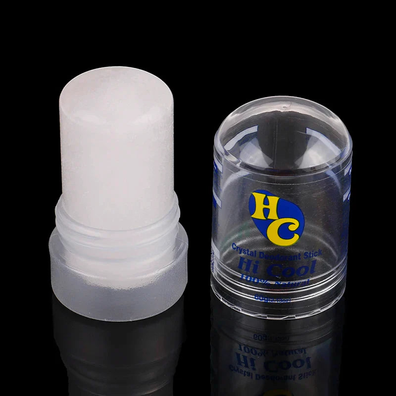 Bâton déodorant en cristal avec un capuchon protecteur transparent portant le logo ’HC’.