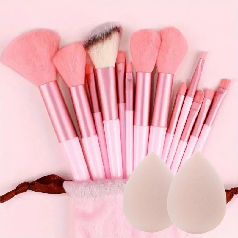 Pinceaux de maquillage et éponges beauty blender roses disposés en éventail.