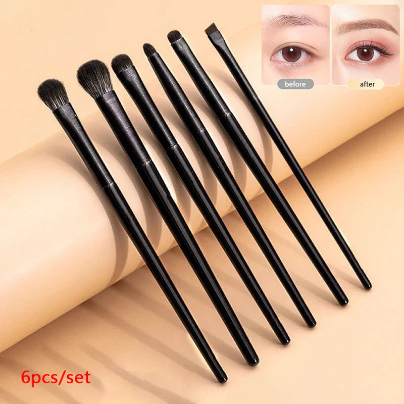 Set de 6 pinceaux noirs pour le maquillage des yeux, disposés en rangée.