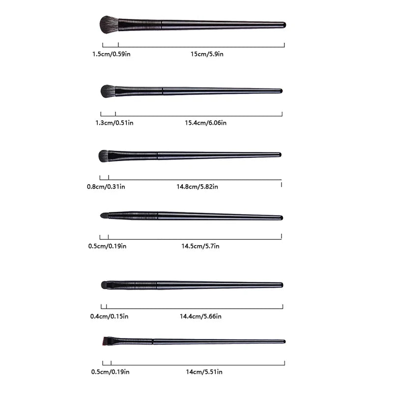 Pinceaux de maquillage noirs disposés verticalement et étiquetés.