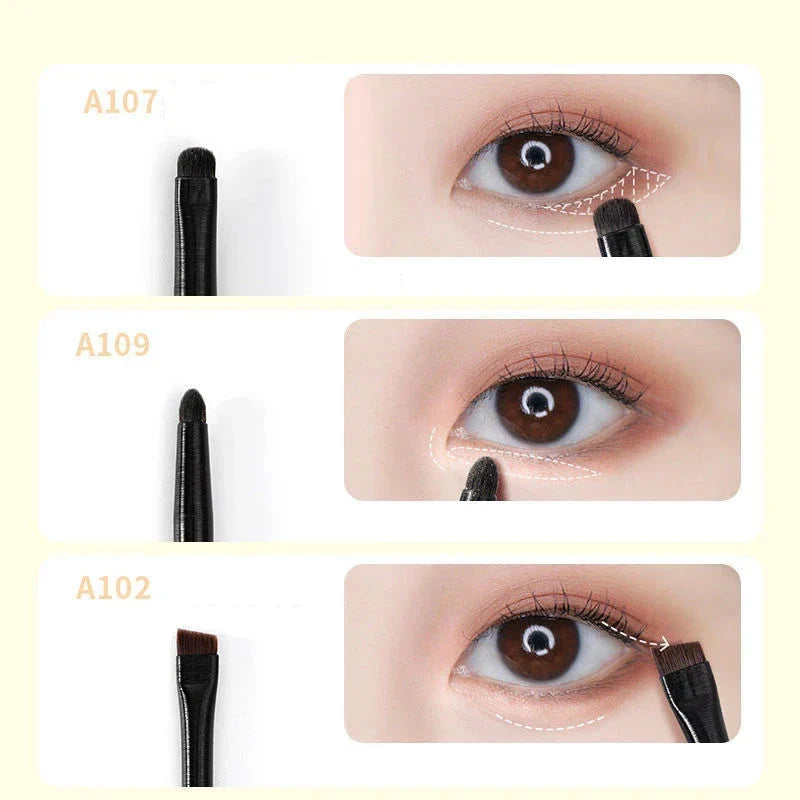 Trois pinceaux de maquillage différents sont utilisés pour appliquer l’ombre à paupières sur le contour des yeux.