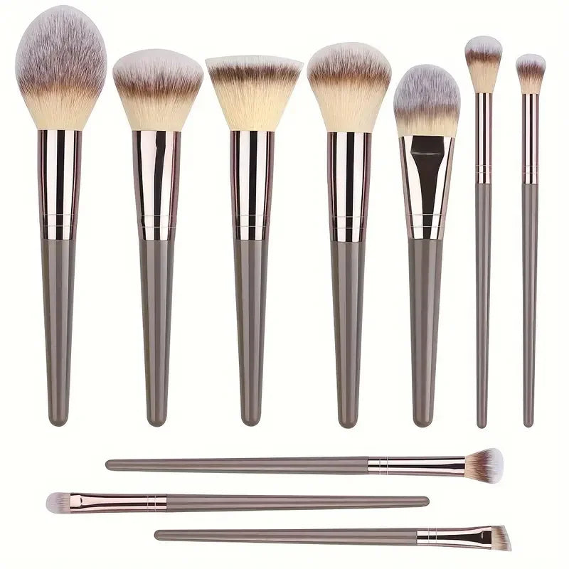 Set de pinceaux de maquillage professionnels avec poignées grises et poils souples.