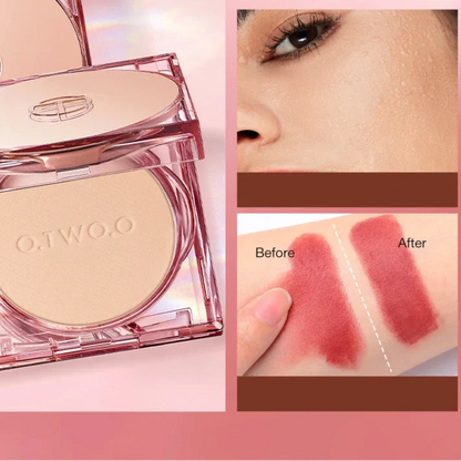 Poudrier compact rose avec la marque ’O.TWO.O’.