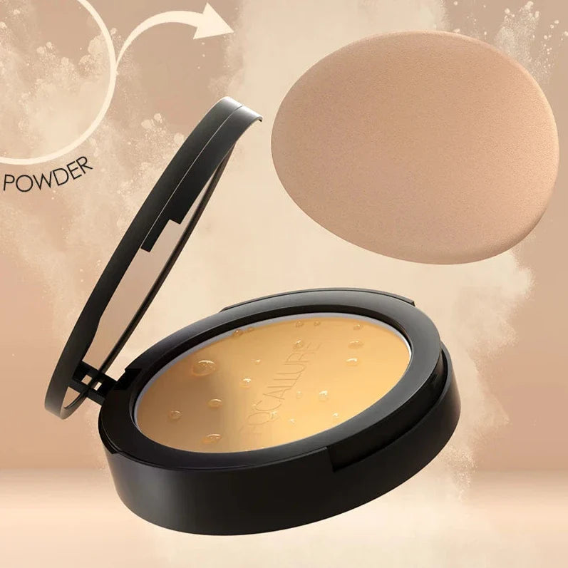 Boîtier de maquillage compact avec une poudre compacte beige à l’intérieur.