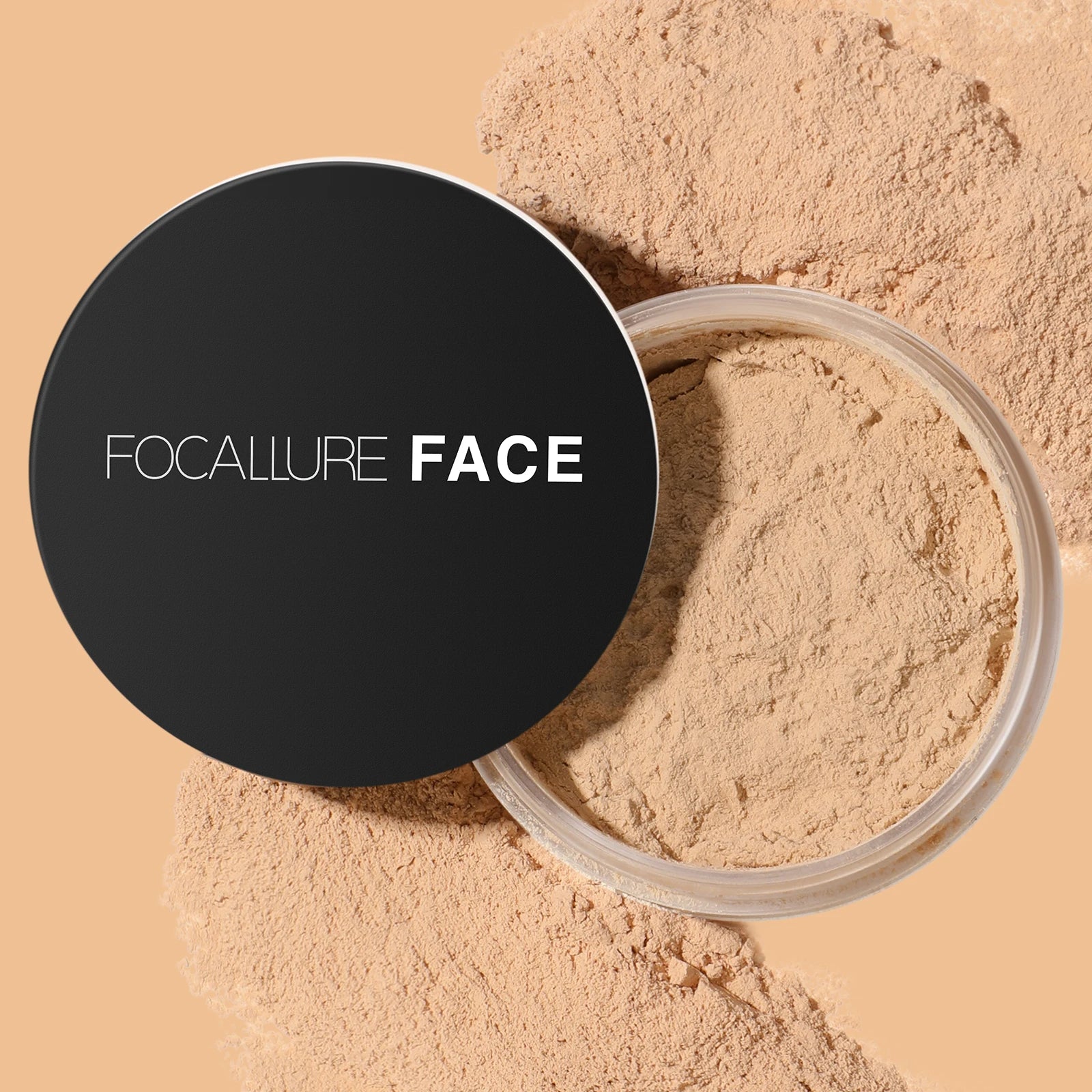 Récipient de poudre libre pour le visage à couvercle noir, entouré de poudre beige dispersée.