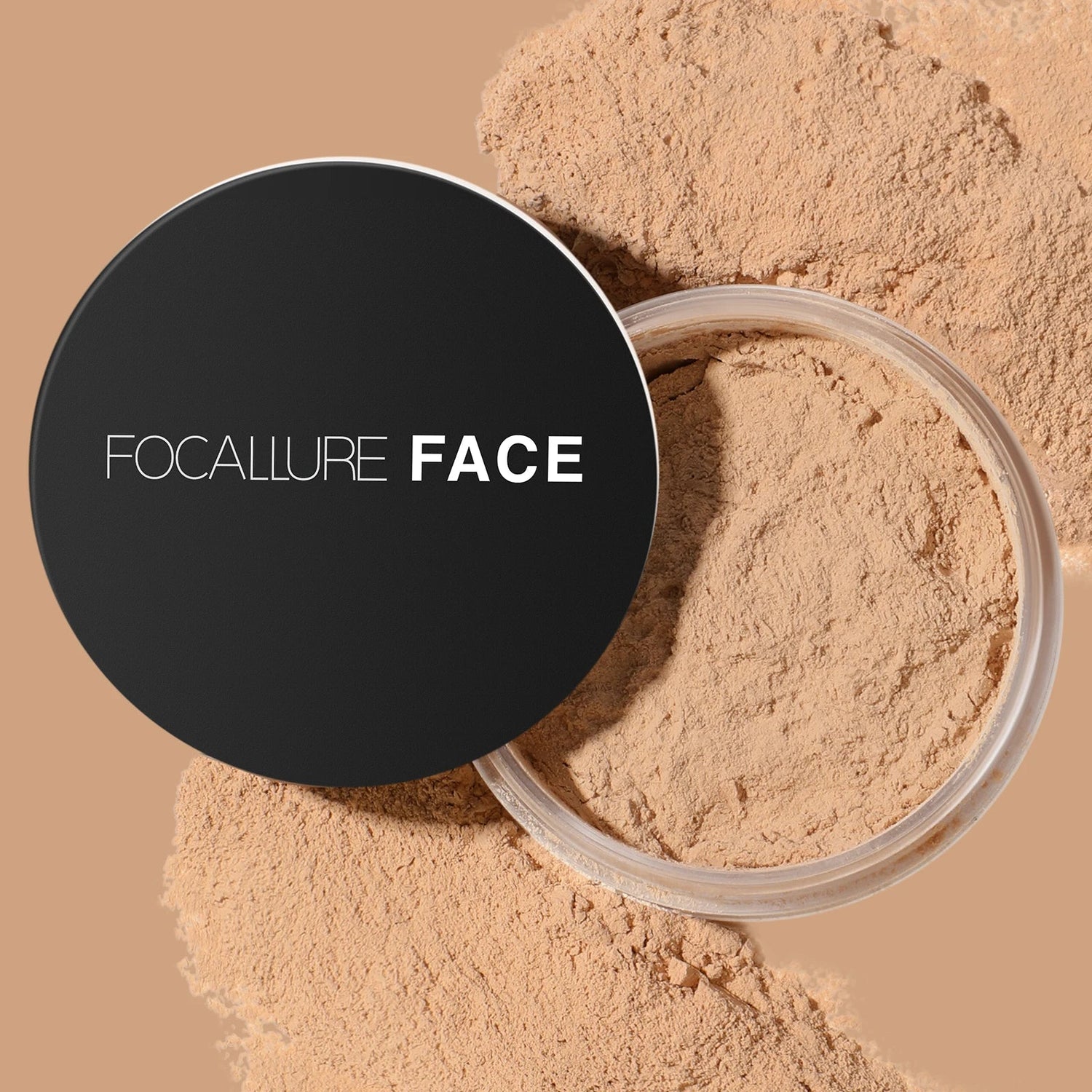 Récipient de poudre libre pour le visage à couvercle noir avec de la poudre beige qui s’écoule.