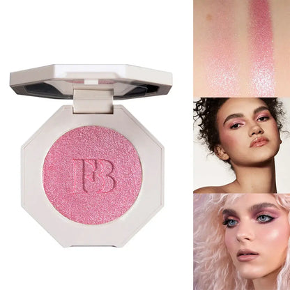 Poudrier rose brillant avec ’FB’ en relief dans la poudre compacte.