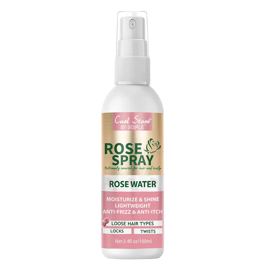 Flacon pulvérisateur blanc de produit capillaire à base d’eau de rose avec un texte rose et vert sur l’étiquette.