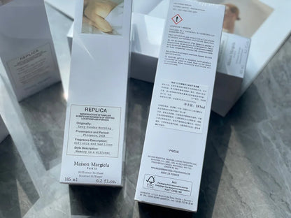 Boîtes blanches d’emballage pour la vente au détail de la ligne de parfums Replica de Maison Margiela.