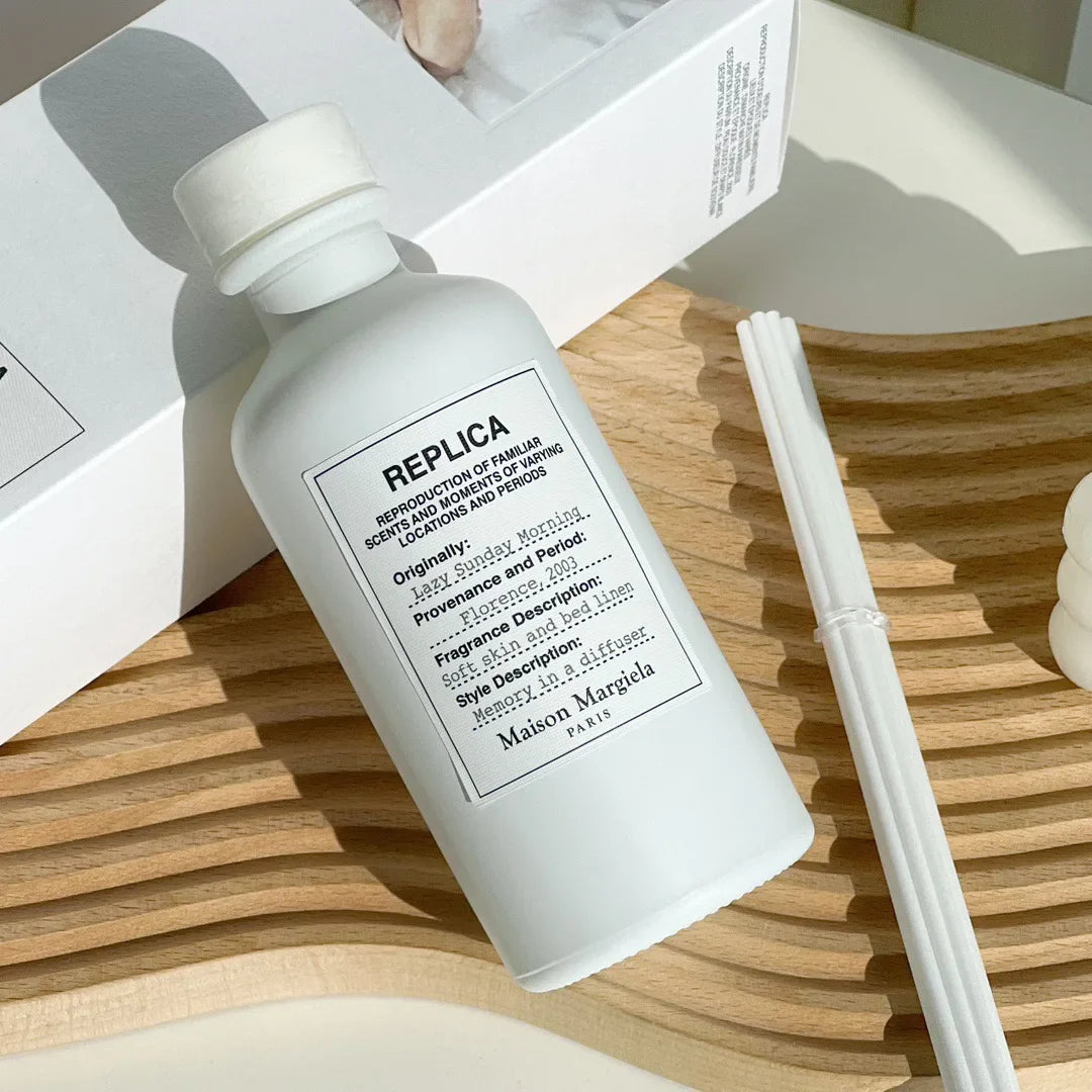 Flacon de parfum ’Replica’ blanc de Maison Margiela.