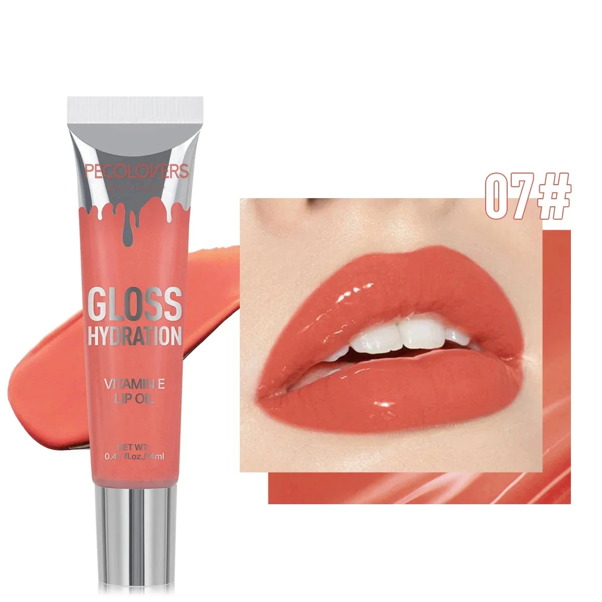 Tube de gloss couleur corail avec échantillon assorti et exemple d’application sur les lèvres.