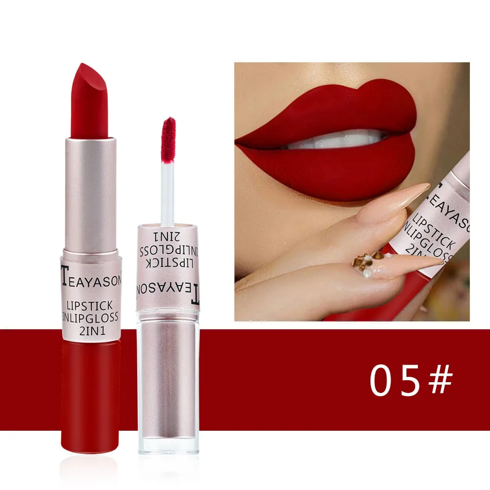 Duo de rouge à lèvres et de gloss rouge avec échantillon et photo d’application sur les lèvres.