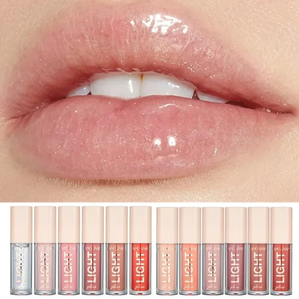 Des lèvres roses brillantes au fini naturel et rosé au-dessus d’une rangée de tubes de gloss nude et rose.