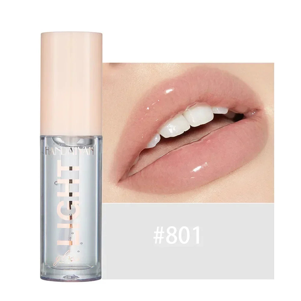 Tube de gloss transparent avec un bouchon rose, accompagné d’un échantillon montrant des lèvres nude brillantes.