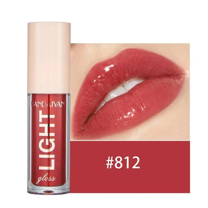 Tube de gloss rouge avec la teinte 