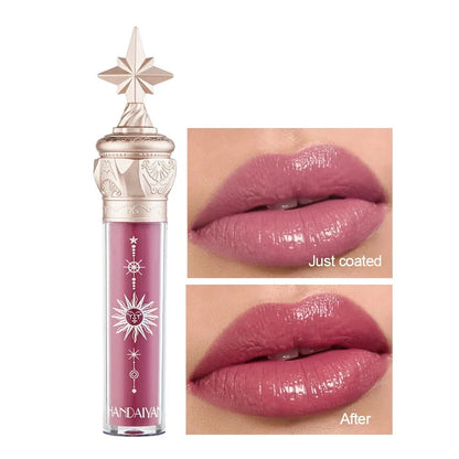 Tube de gloss orné d’un motif étoilé et d’un produit de couleur mauve.