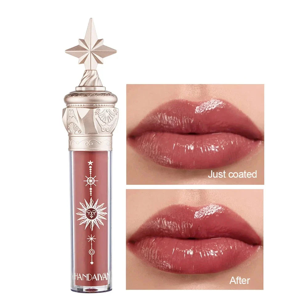 Tube de lipgloss orné d’un capuchon étoilé et de motifs célestes.