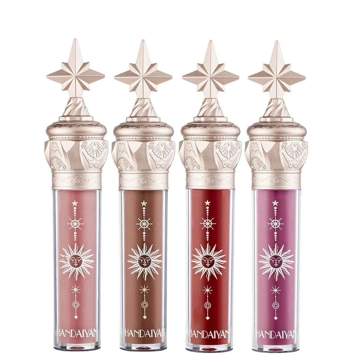 Quatre tubes de lipgloss ornés de capuchons étoilés et de motifs solaires.