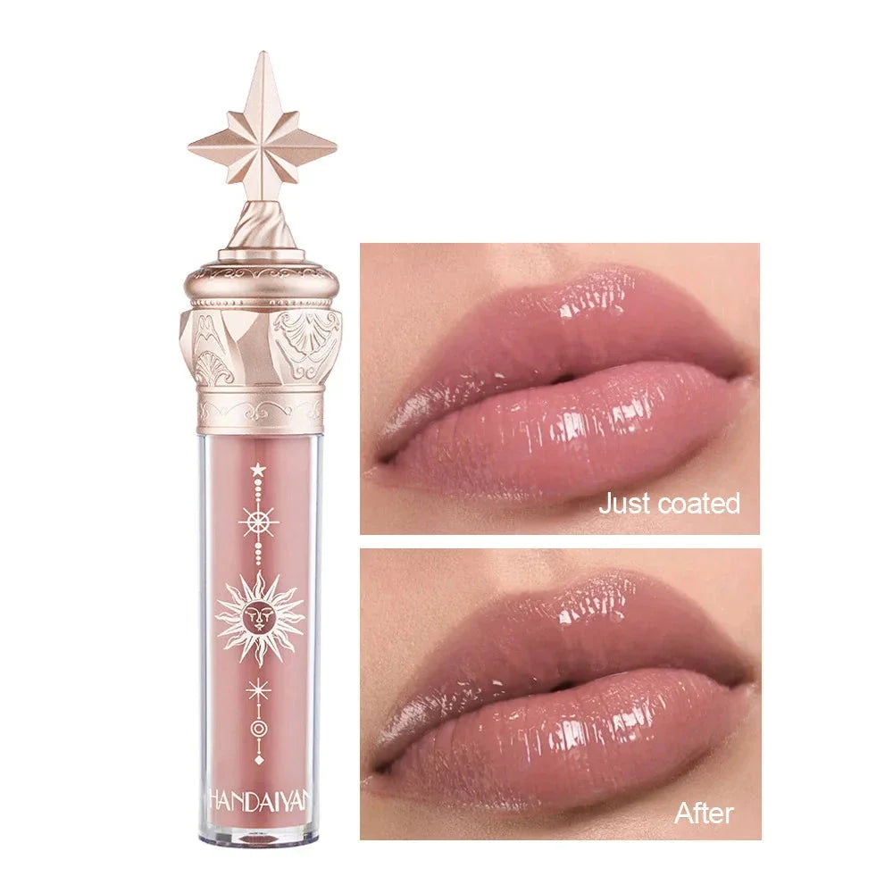 Tube de gloss orné en or rose avec un bouchon en forme d’étoile et des motifs décoratifs en forme de soleil.