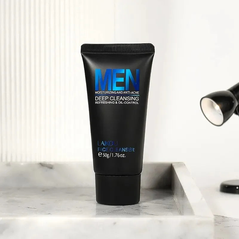 Tube noir de produit de nettoyage en profondeur pour le visage des hommes avec des lettres bleues.