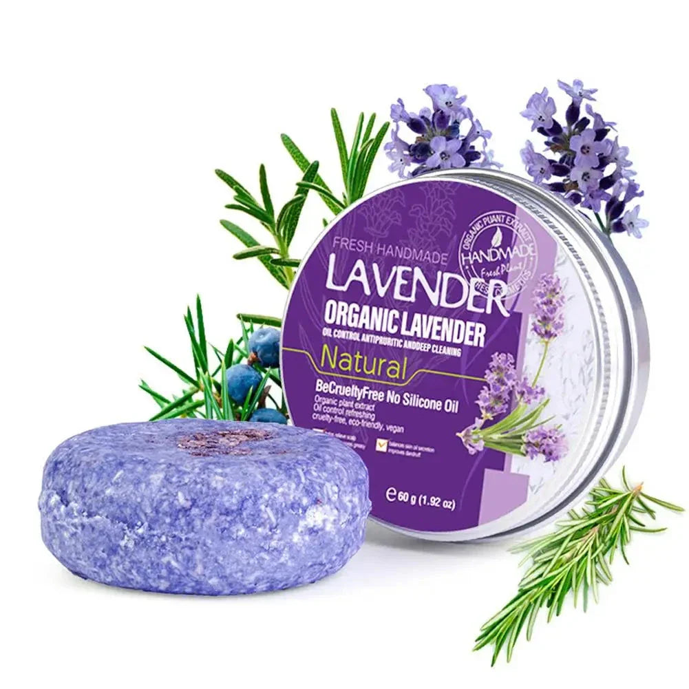 Barre de shampoing violette parfumée à la lavande, avec son contenant en fer-blanc et ses brins de lavande fraîche.