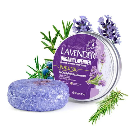 Barre de shampoing violette parfumée à la lavande, avec son contenant en fer-blanc et ses brins de lavande fraîche.