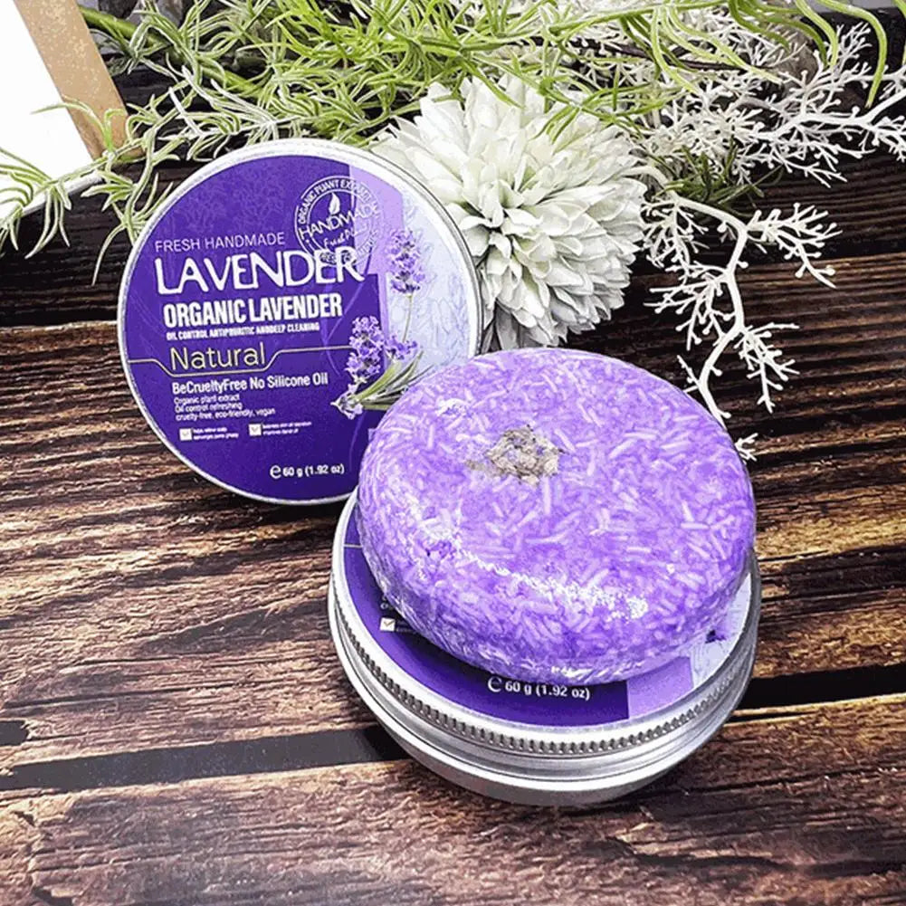 Barre de shampoing violette parfumée à la lavande dans une boîte métallique.