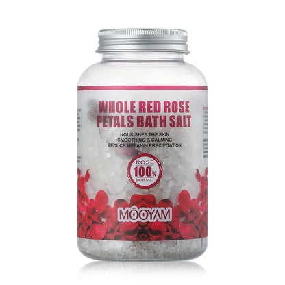 Pot en verre contenant des sels de bain aux pétales de roses rouges entières de Mooyam.