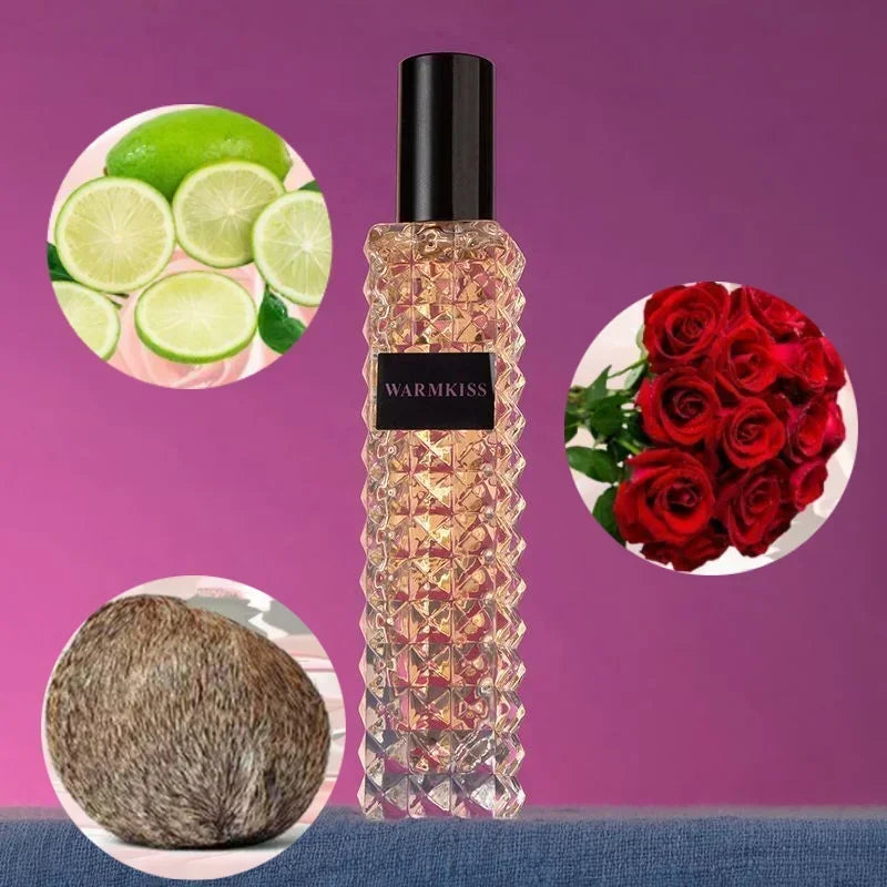 Flacon de parfum en verre texturé avec bouchon noir et étiquette ’Warm Kiss’.