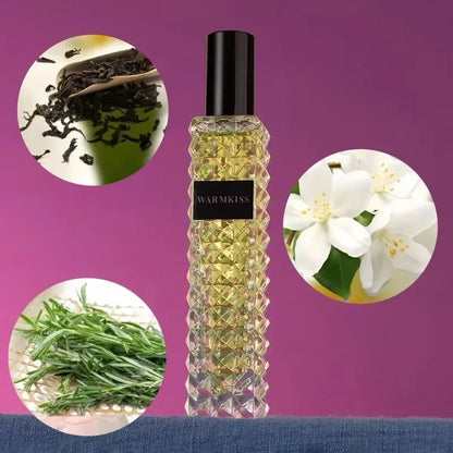 Flacon de parfum en verre texturé avec un liquide doré à l’intérieur et un bouchon noir.