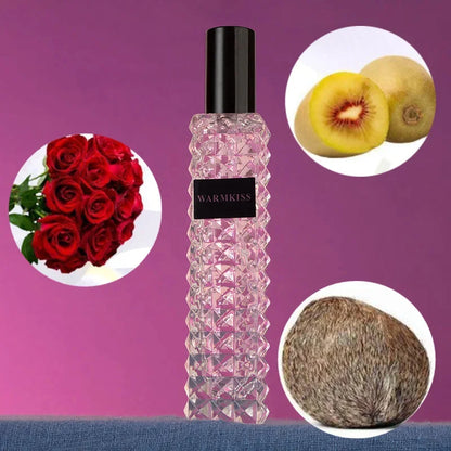 Flacon de parfum en verre texturé avec bouchon noir et étiquette ’Warmkiss’.