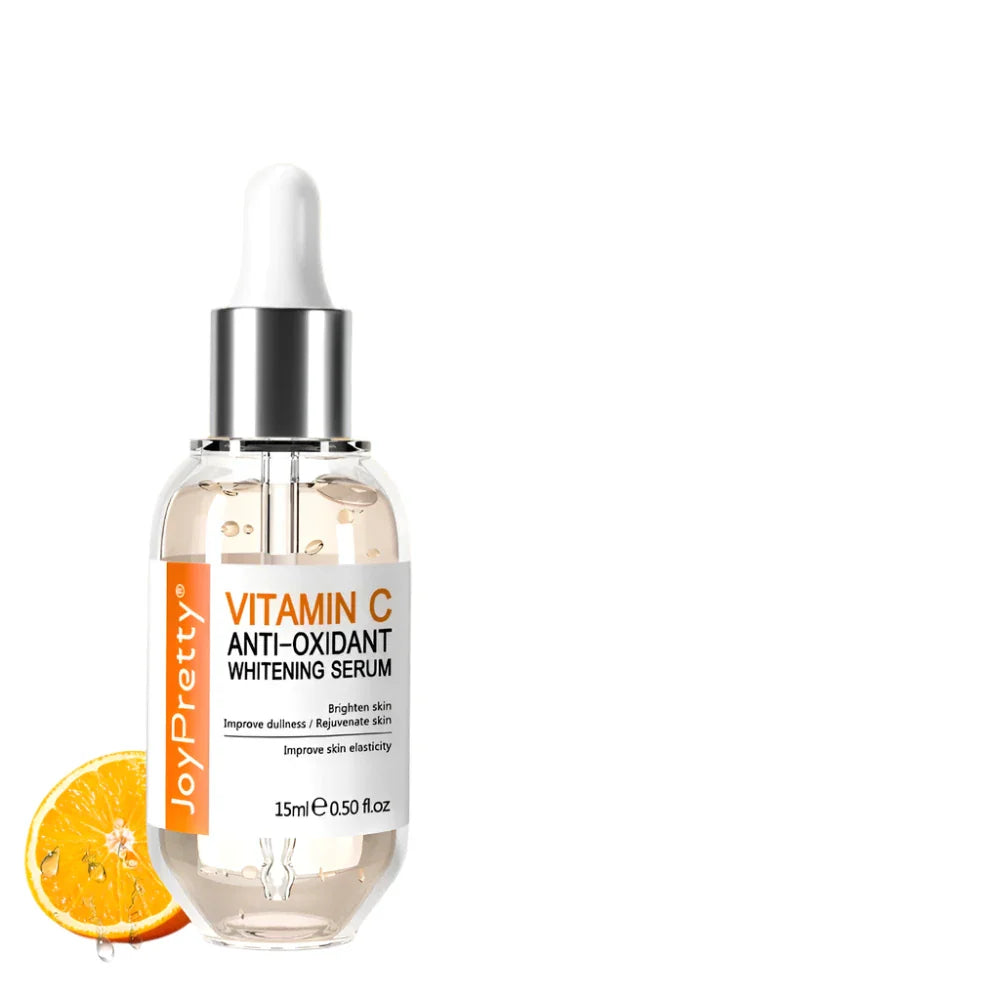 Flacon en verre transparent de sérum blanchissant anti-oxydant à la vitamine C avec une tranche d’orange à côté.