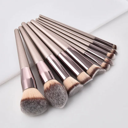 Set de pinceaux de maquillage de couleur champagne avec des poils doux disposés en éventail.